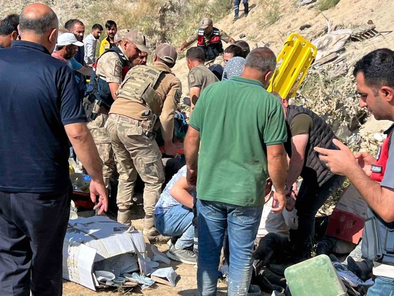 Horasan-Sarıkamış yolunda feci kaza: Ölü ve yaralılar var
