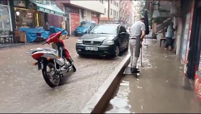 İspir’de iş yerlerini su bastı, esnaf temizlemek için seferber oldu
