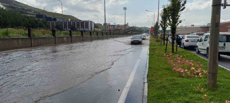 Erzurum’da sağanak yağmur hayatı felç etti
