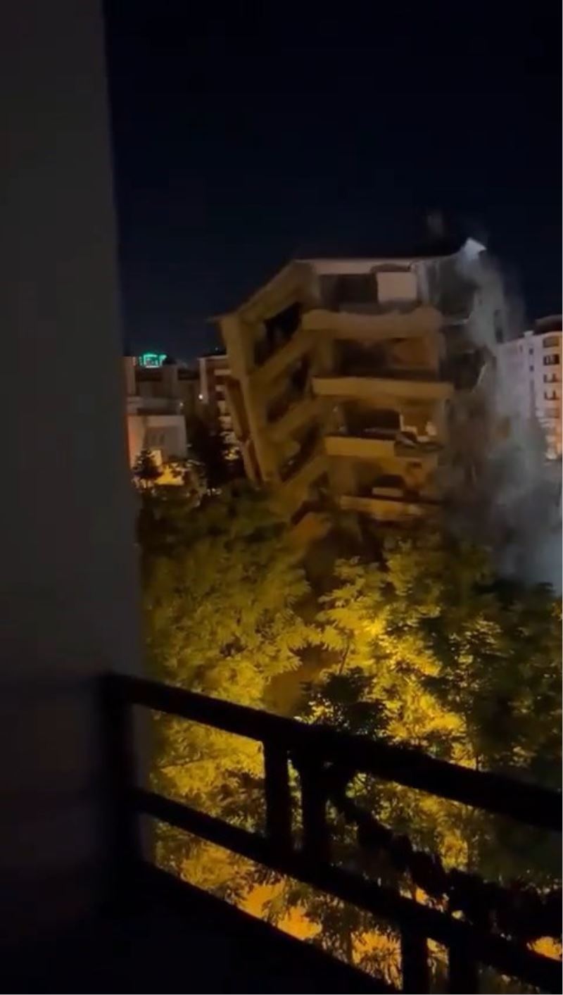 Malatya’da depremde yıkılan ağır hasarlı bina paniğe neden oldu

