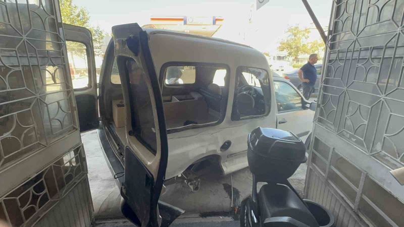 Elazığ’da iki araç çarpıştı, birisi sürüklenerek dükkan girdi: 2 yaralı
