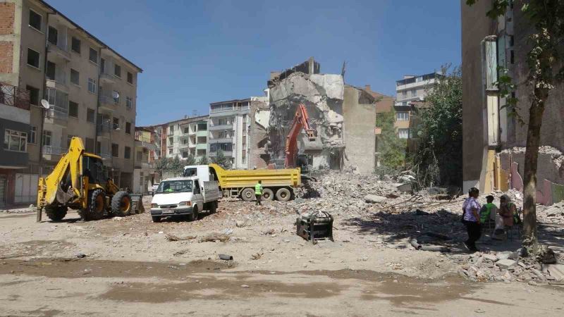 Malatya’da ağır hasarlı binanın kontrollü yıkımında göçük: 1 yaralı
