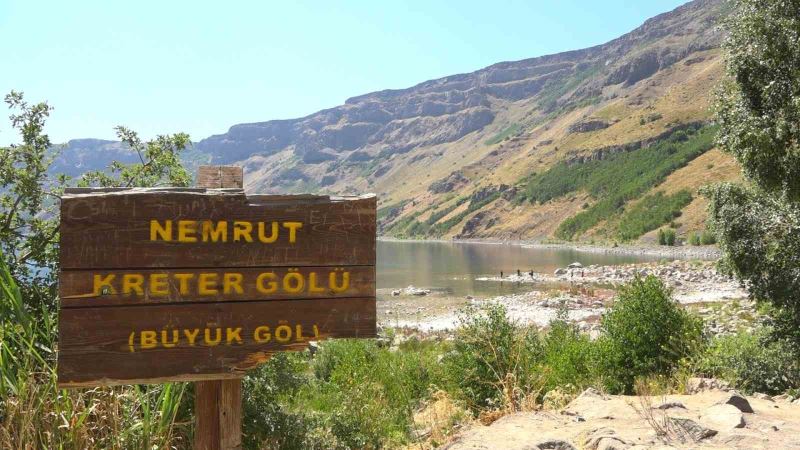 Sıcaktan bunalan vatandaşlar Nemrut Krater Gölü’ne akın etti
