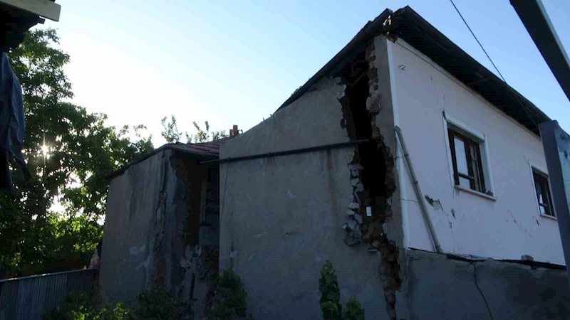 Malatya’da 5.3’lük depremde göçük meydana gelen ağır hasarlı ev korkutuyor
