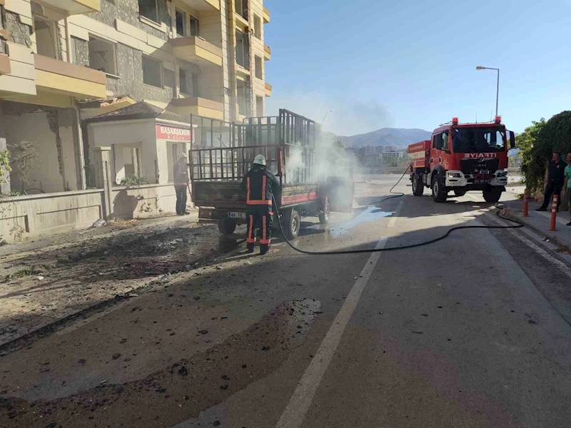 Kasasında yangın çıkan kamyonet korkuttu
