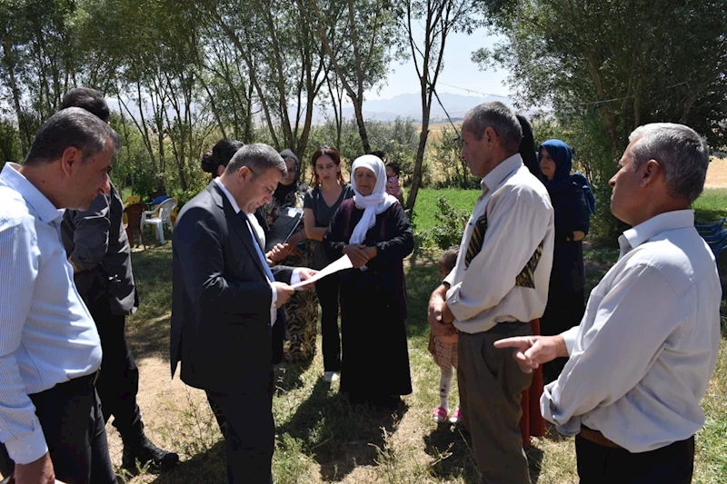 Kaymakam Çimşit yangında 7 ineğini kaybeden Ölmez ailesini ziyaret etti
