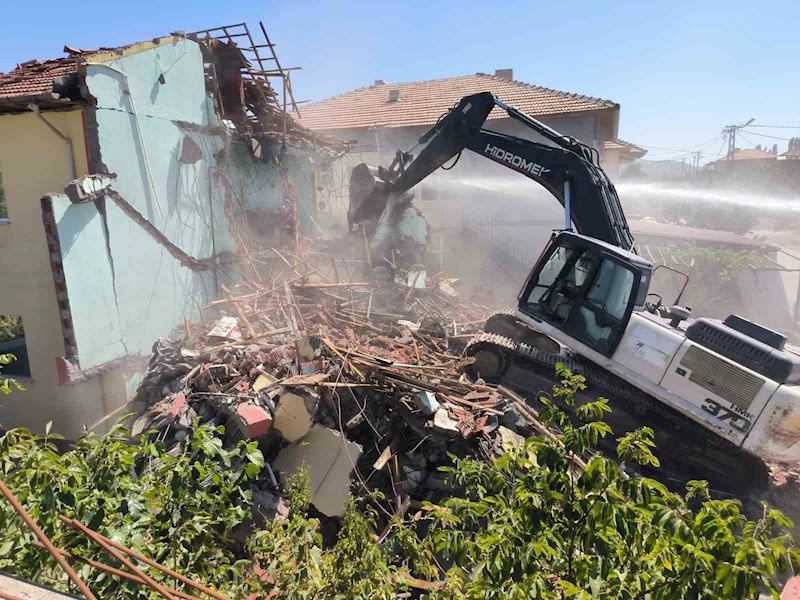 Doğanşehir’de ağır hasarlı binaların yıkımı sürüyor
