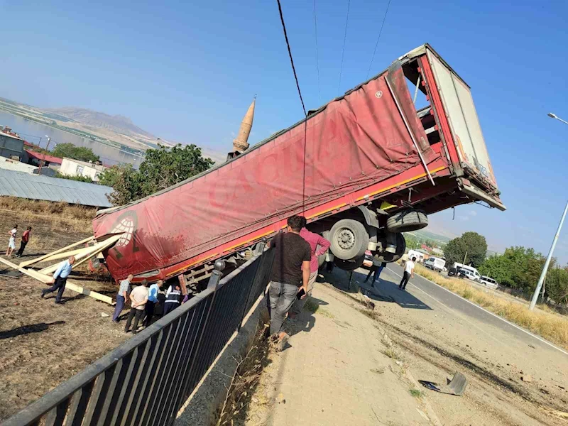 Yoldan çıkan tır evin bahçesine girdi
