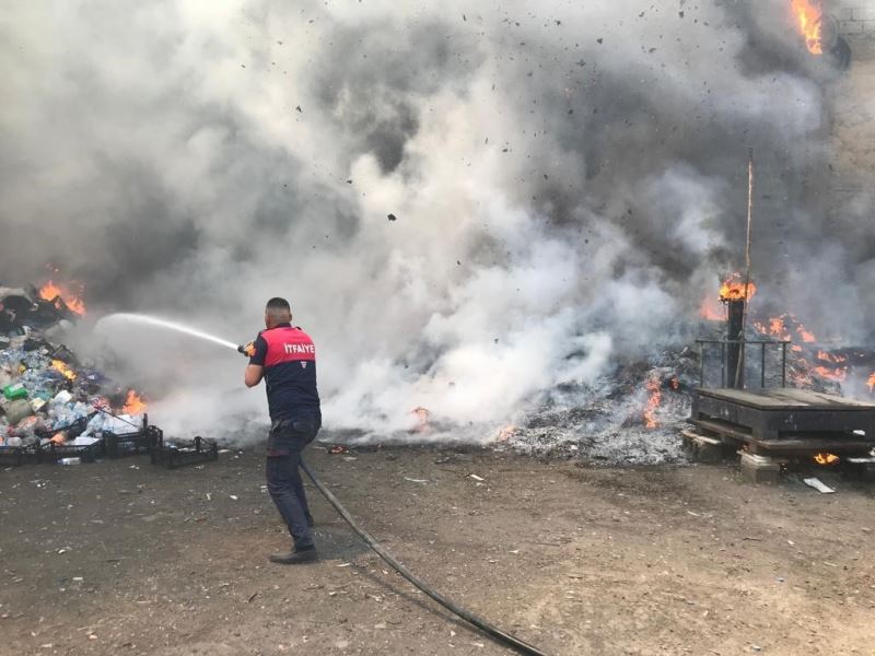 Ağrı’da çıkan yangında iş yeri küle döndü
