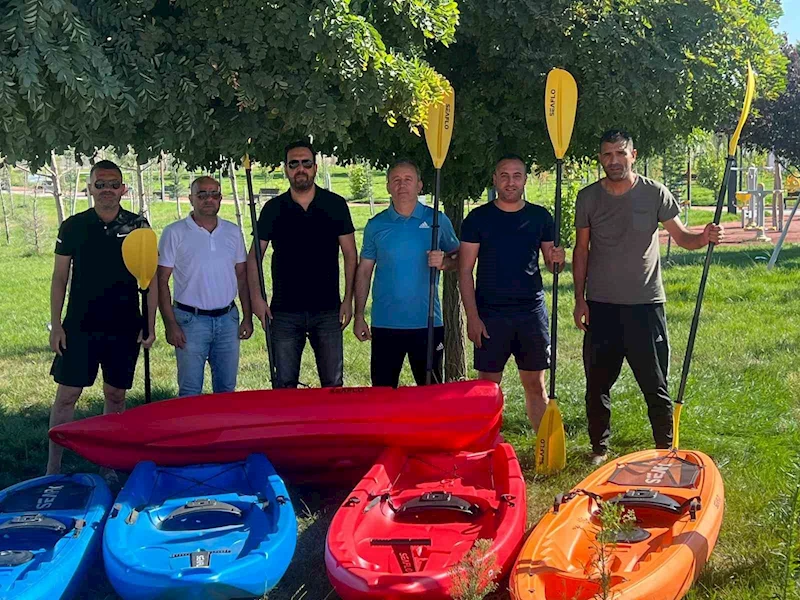 Bingöl’de sporculara kano ve yarış botu hediye edildi
