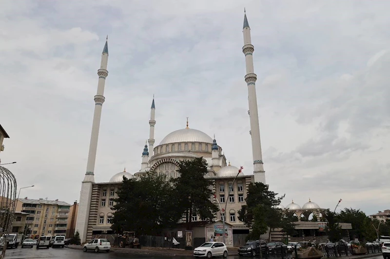 Vali Çakır, camii inşaatında incelemelerde bulundu
