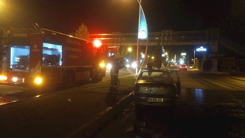 Otomobil alev topuna döndü: 2 yaralı
