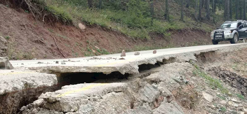 İspir Devedağı gurup yolu sürücülerin kabusu oldu
