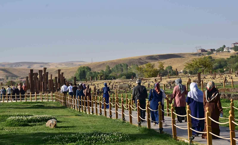 Cumhurbaşkanı Erdoğan’ın çağrısı karşılık buldu: Ahlat’ı son bir haftada 50 bin kişi ziyaret etti
