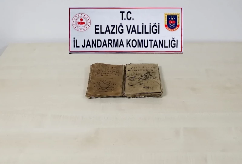 Jandarma alıcı kılığına girdi, Elazığ’da Roma döneminden kalma kitap ele geçirildi
