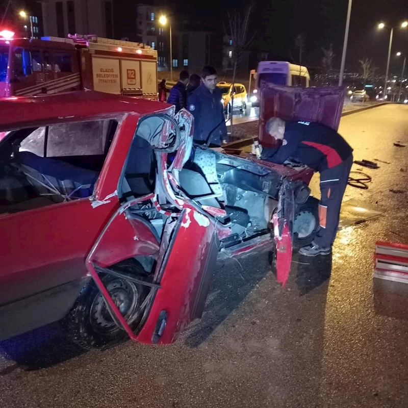 Elazığ’da otomobil park halindeki tırın altına girdi: 1 yaralı
