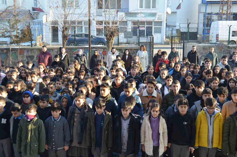 Varto’da şehit askerler için saygı duruşunda bulunuldu
