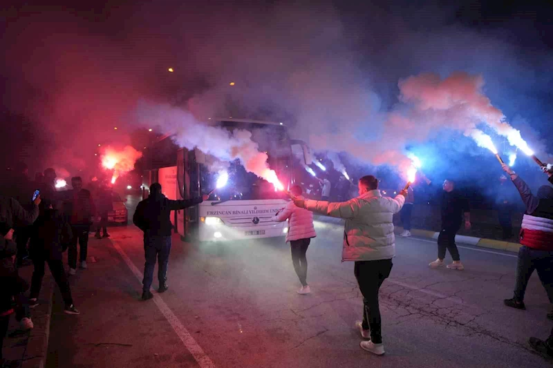 Meşaleli taraftarlar 24Erzincanspor’u coşkuyla karşıladı
