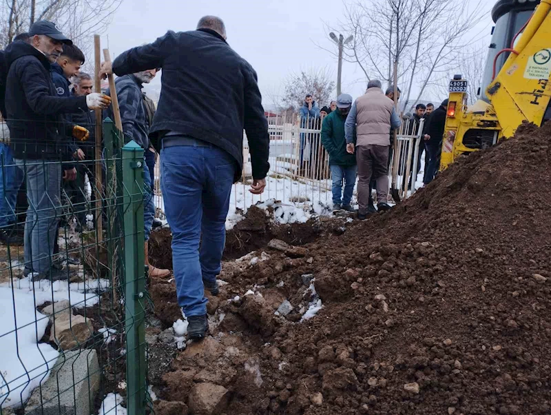 Varto’da intihar eden 2 öğrenci toprağa verildi