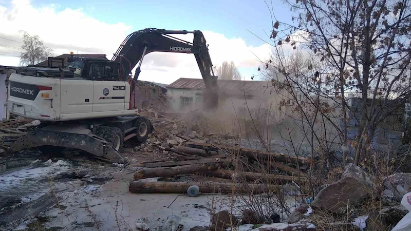 Kars Belediyesi metruk binaları tek tek yıkıyor
