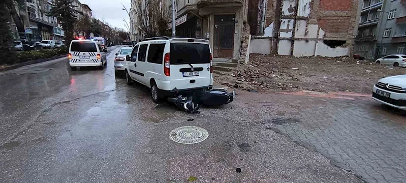 Önce seyir halindeki araca, ardından park halindeki hafif ticari araca çarptı
