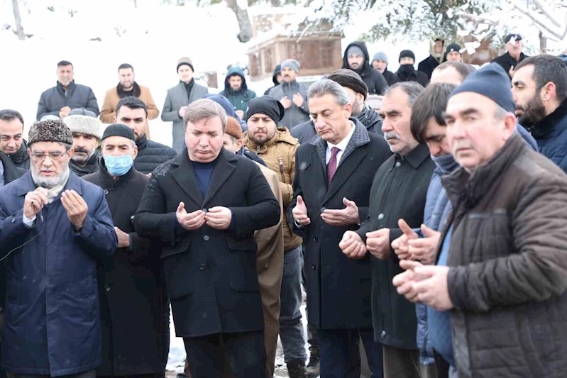 Vefat eden Erzincan Valisi Aydoğdu’nun babaannesi son yolculuğuna uğurlandı
