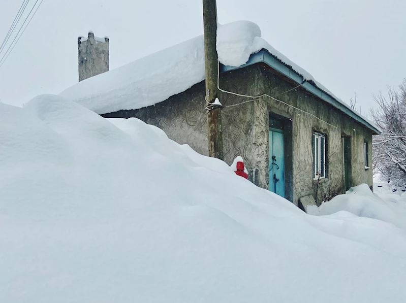 Ağrı’nın yüksek bölgelerinde evler kar altında kaldı
