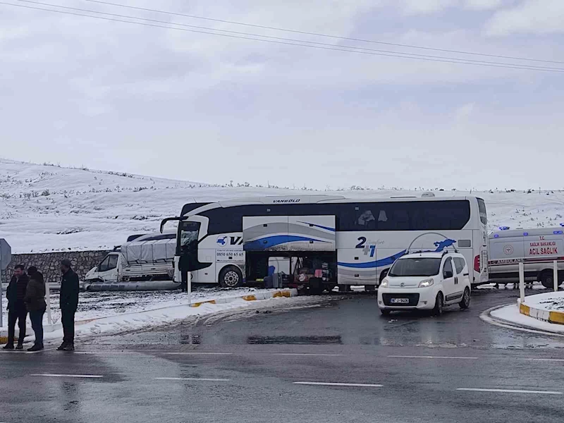 Ağrı’da yolcu otobüsü ile kamyonet çarpıştı: 11 yaralı
