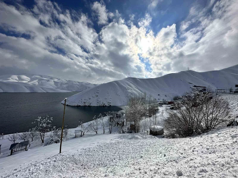 Karla kaplanan Yüksekova Dilimli Barajı görüntüsüyle hayran bıraktı
