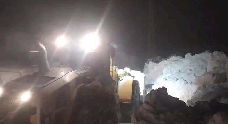 Yüksekova’da kepçe boyunu aşan karda yol açma çalışması
