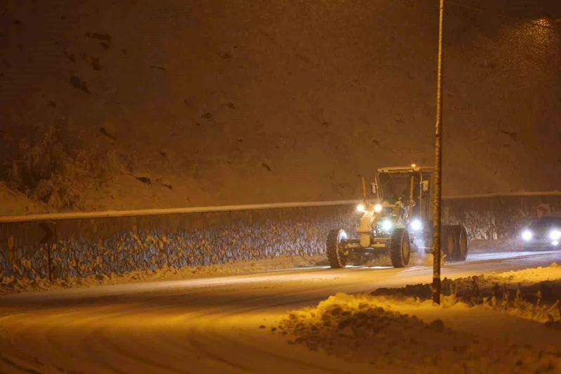 Bingöl’de belediye ekiplerinin karla mücadele mesaisi başladı
