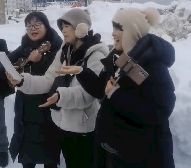 Güney Koreli turistler kar temizliği öncesi Karayolları ekiplerine şarkı söyledi
