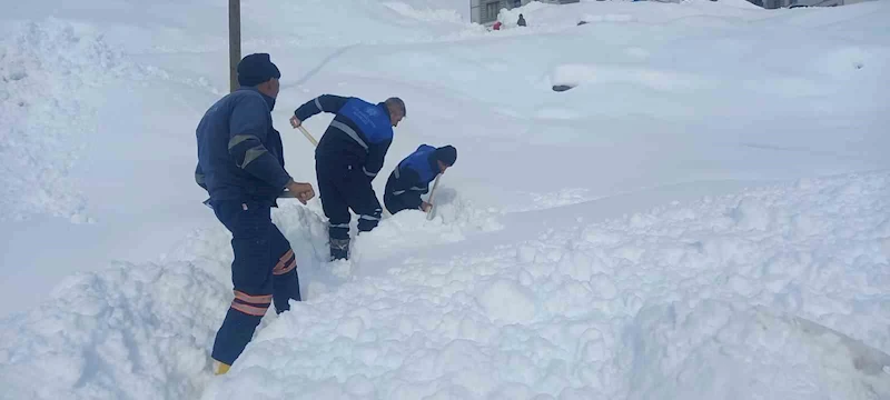 Belediye ekibinin zorlu karla mücadelesi
