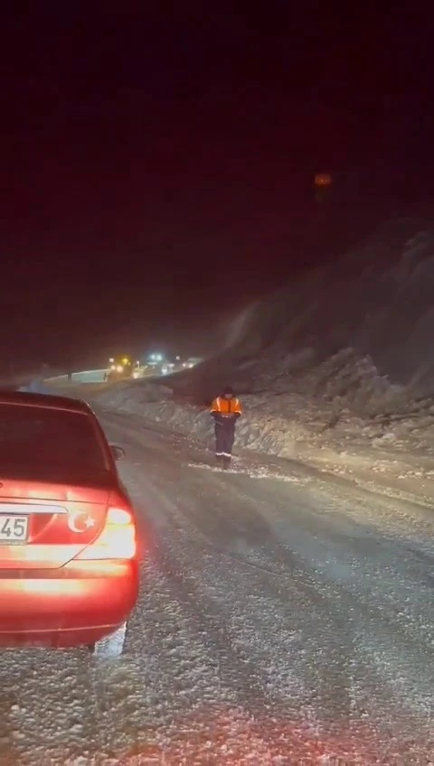 Erzurum’da karayoluna çığ düştü
