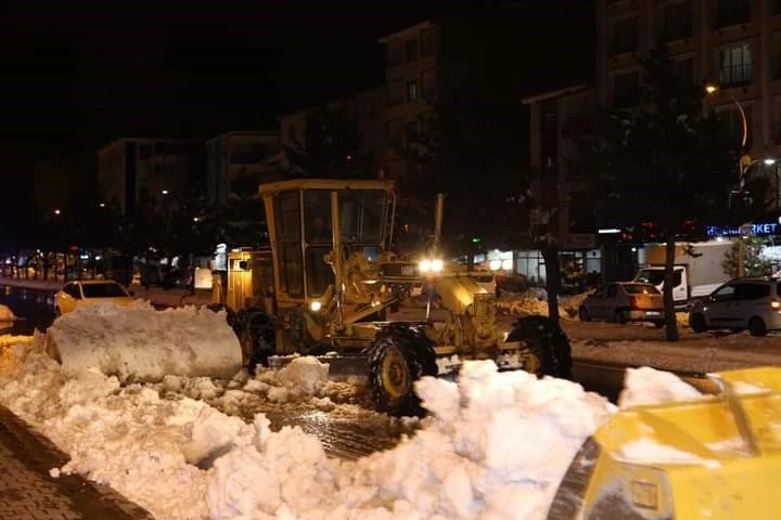 Güroymak’ta kar temizleme çalışmaları devam ediyor
