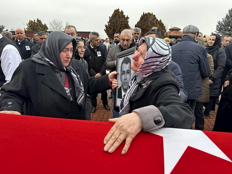 Otobüs kazasında yaralananlara müdahale ederken hayatını kaybeden profesöre veda
