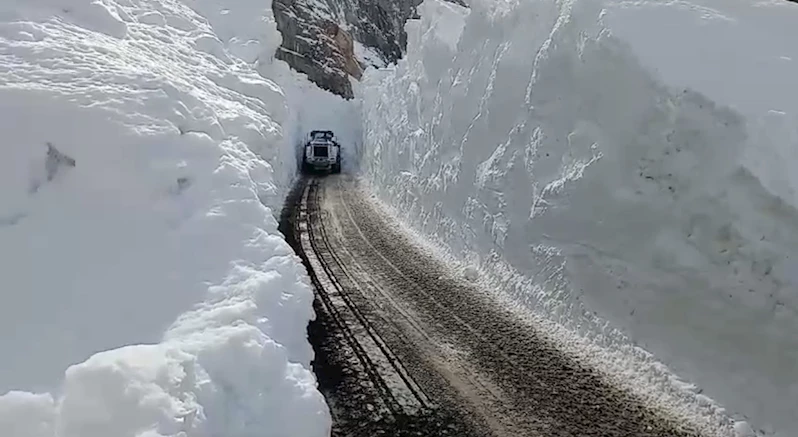 Yüksekova’da kardan 8 metrelik tüneller açıldı

