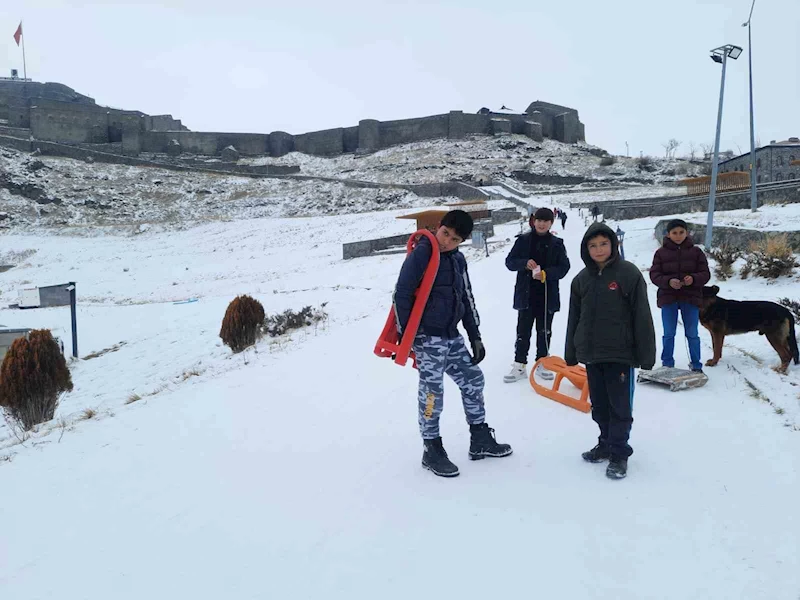 Kars’ta çocukların düşe kalka kızak keyfi
