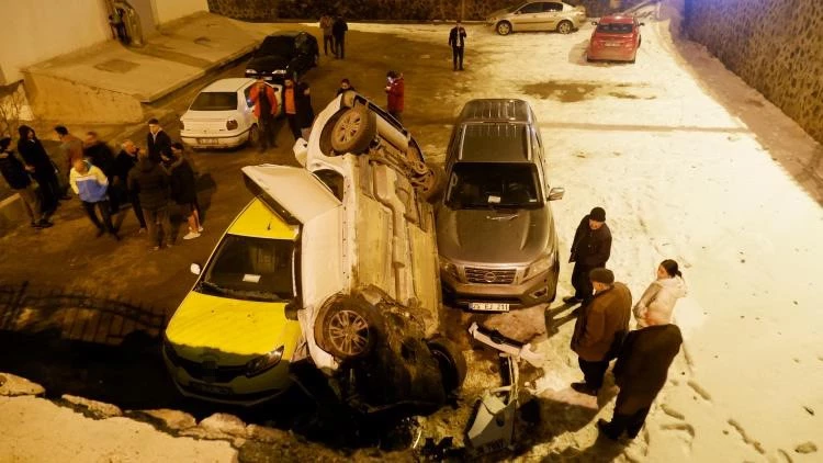 Erzurum’da feci kaza; araçlar bahçe duvarından aşağı uçtu
