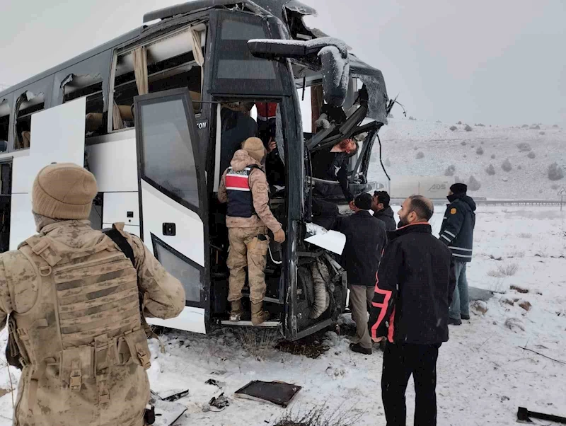 Kars’ta yolcu otobüsü kaza yaptı: 2 ölü, 8 yaralı
