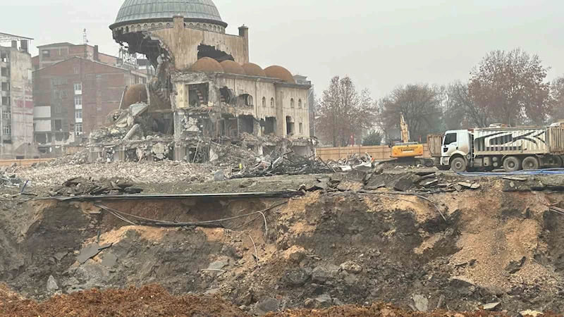 Depremde hasar alan Söğütlü Camii’nin kubbesi böyle yıkıldı
