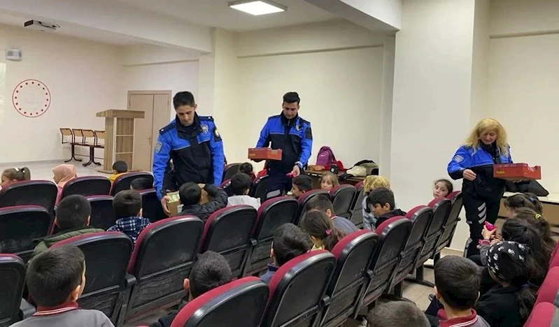 Hakkarili öğrencilere polislik mesleği tanıtıldı
