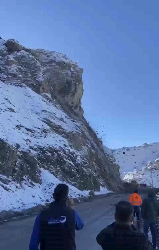 Yüksekova-Van karayolunda dağdan kopan kaya parçaları kameraya yansıdı
