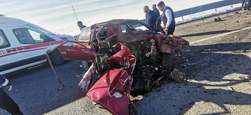 Tutak’ta otomobil bariyerlere çarptı: 2 yaralı
