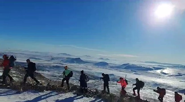 Iğdırlı dağcılar Sarıkamış Şehitleri için Allahuekber Dağı’na tırmandı
