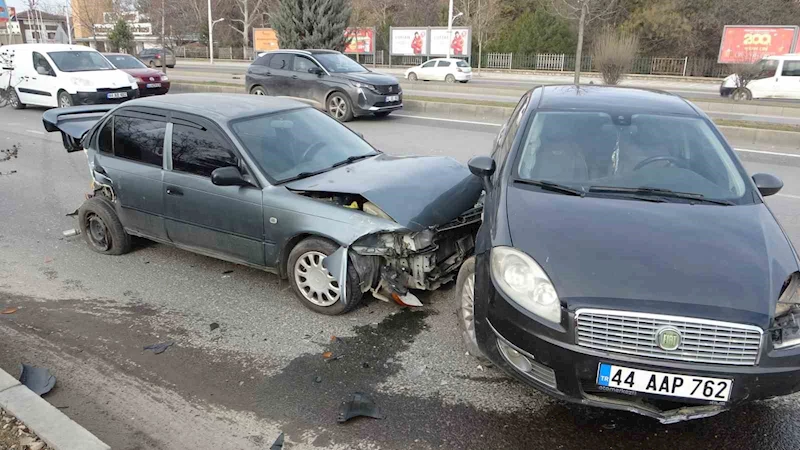 Malatya’da 6 aracın karıştığı zincirleme kazada 2 kişi yaralandı
