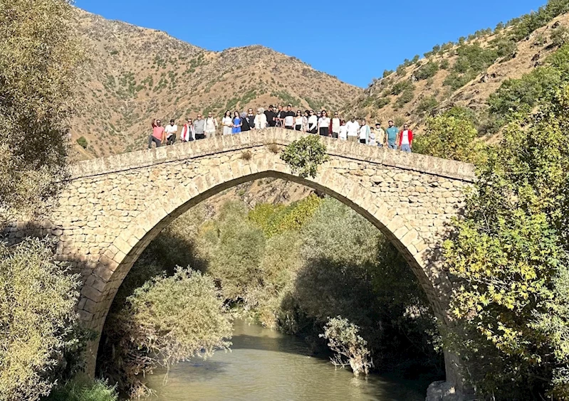 120 kişilik grup Şemdinli’nin tarihi mekanlarını gezdi
