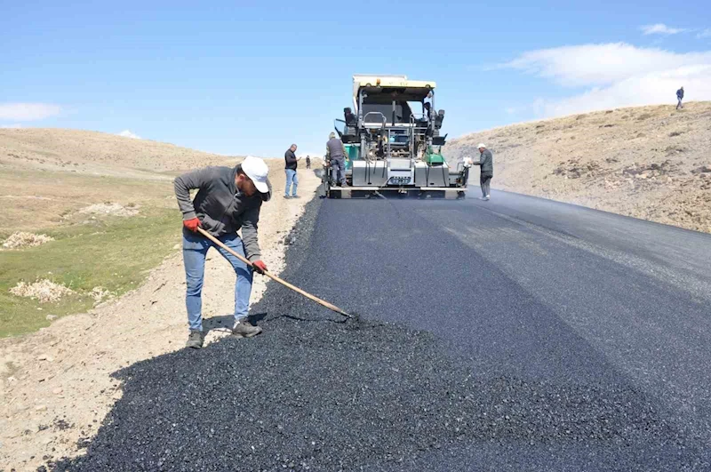 Muş’ta yollar sıcak asfaltla kaplanıyor
