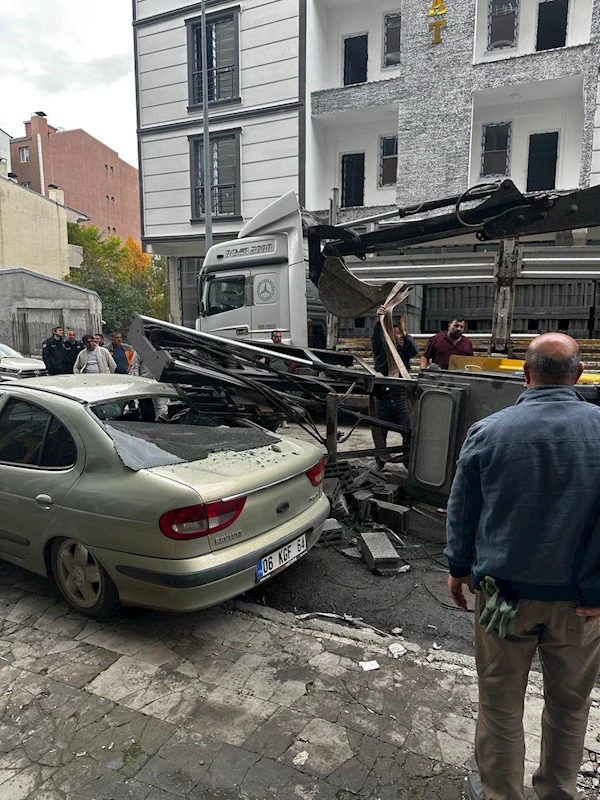 İnşaata Forklift tuğlaları taşırken otomobilin üzerine devrildi
