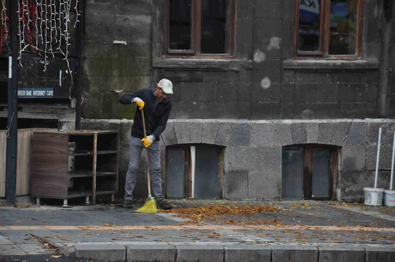 Kars’ta temizlik işçilerinin yaprak mesaisi başladı
